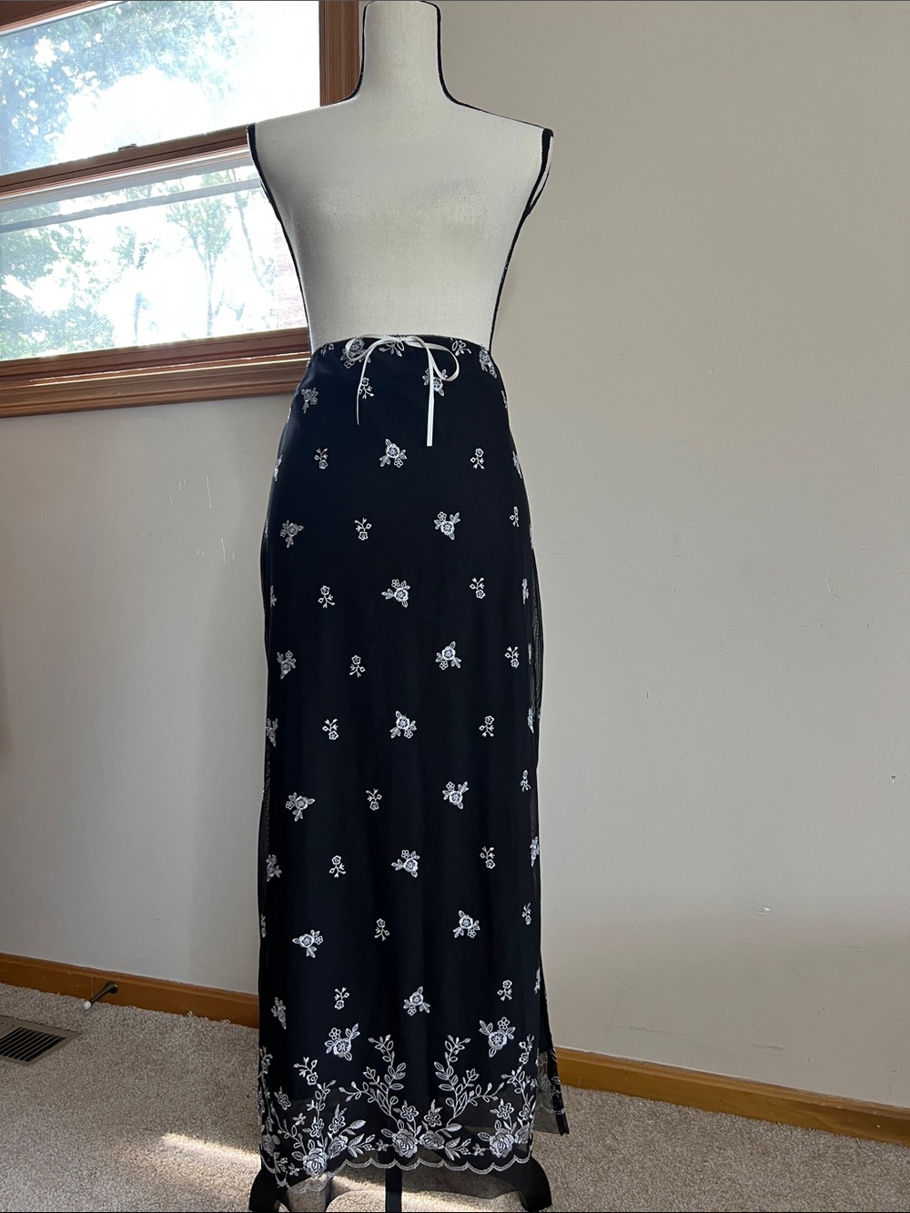 ☕️🐼📞⚫️Black Floral Embroidered Maxi Skirt - Picture 2 of 6